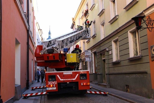 Strażacy musieli wejść przez okno do mieszkania.