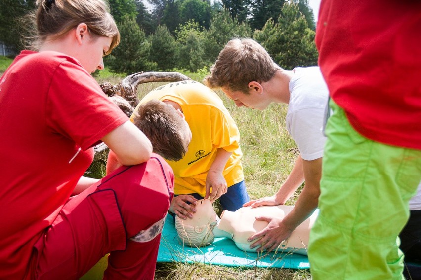 Piknik i turniej z ratownictwa w ZS nr 22 w Opławcu.