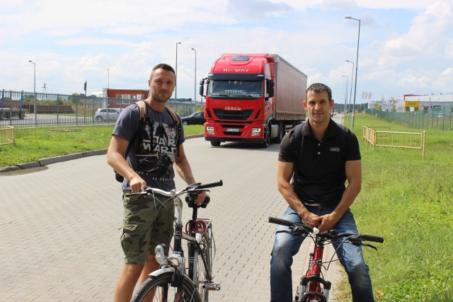 Lech Mączka i Sebastian Stasiak codziennie pokonują ruchliwą ulicę rowerami.