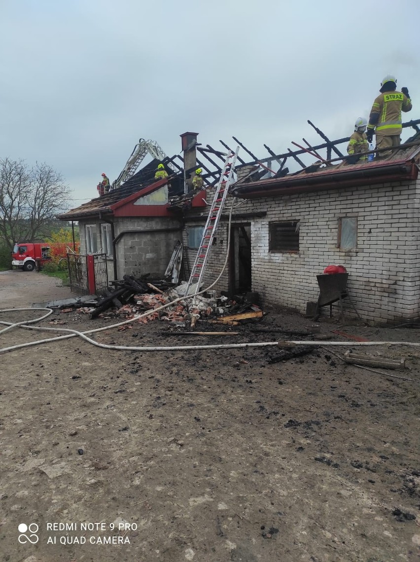 Pożar w kurniku w miejscowości Uników. Zagrożone było 80 sztuk drobiu, w akcji dziewięć zastępów strażackich