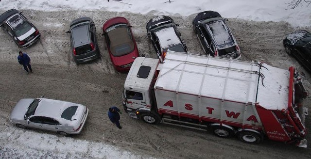Kierowcy czerwonego i srebrnego auta tak zaparkowali, że zablokowali ruch na ulicy św. Mikołaja.