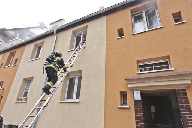 Pożar w mieszkaniu przy ul. Lipowej 7 w Zielonej Górze wybuchł we wtorek, 19 kwietnia. Strażaków zaalarmowali ludzie, którzy zauważyli dym wydobywający się z okien kamienicy.