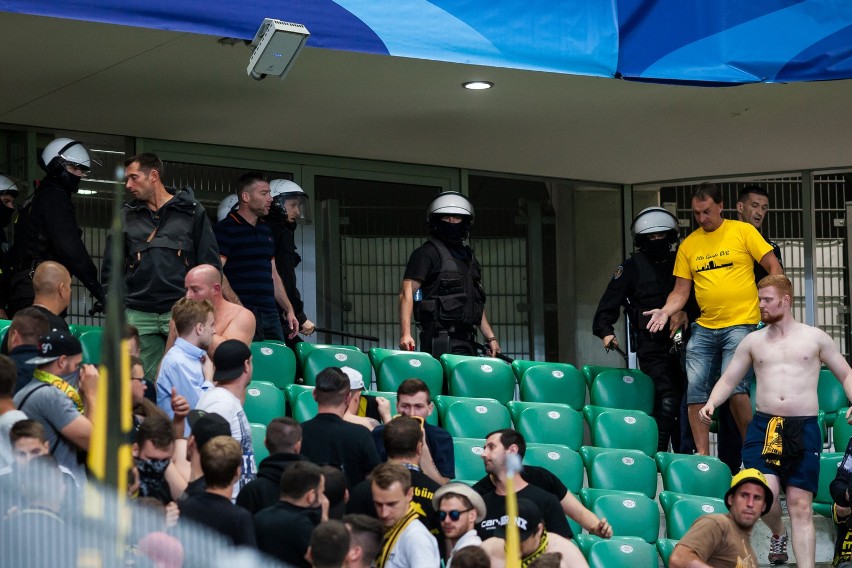 Mecz Legia Warszawa - Borussia Dortmund z zamieszkami na...