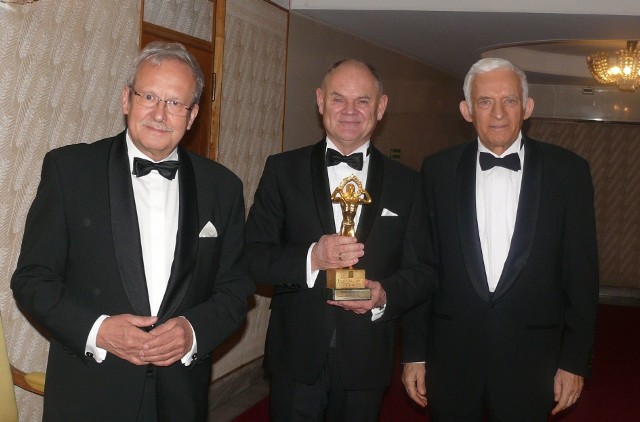 Marek Puternicki (w środku) w towarzystwie byłego wicepremiera Janusza Steinhoffa (z lewej) oraz Jerzego Buzka, byłego premiera i byłego przewodniczącego Parlamentu Europejskiego, który przed laty nagrodzony był nagrodą specjalną Business Centre Club.