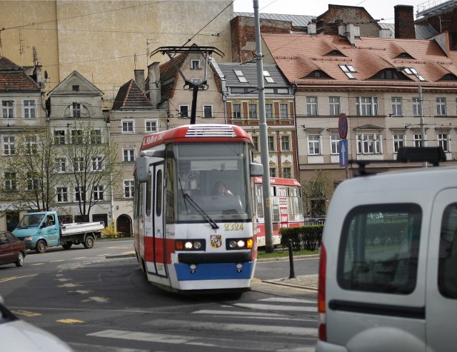 Wypadek na skręcie z ul. Kazimierza Wielkiego w ul. św. Mikołaja. Młoda kobieta wypadła z tramwaju, trafiła do szpitala