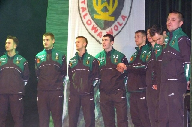 Na scenie pojawili się też nowi zawodnicy, którzy przyszli do stalowowolskiego zespołu w przerwie zimowej, w tym Damian Juda (z prawej).