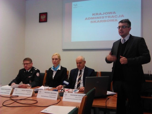 To dla poprawy jakości obsługi podatnika i skuteczniejszej walki z przestępczością - zapewniali wczoraj na konferencji prasowej Wojciech Orłowski, po. dyrektora  Izby Skarbowej w Białymstoku, Dariusz Muszyński, dyrektor Izby Celnej i Alicja Tołwińska, dyrektor Urzędu Kontroli Skarbowej w Białymstoku.