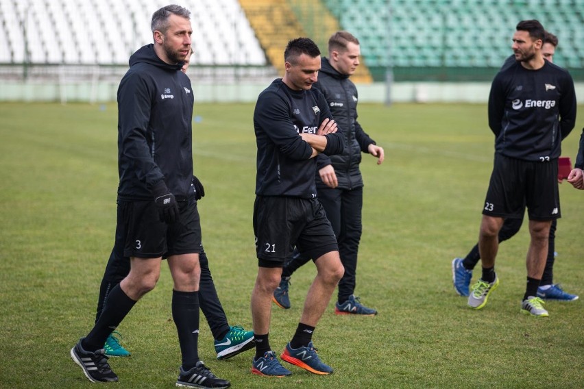 08 01 2018 gdansk. pierwszy w 2018 roku trening pilkarzy...