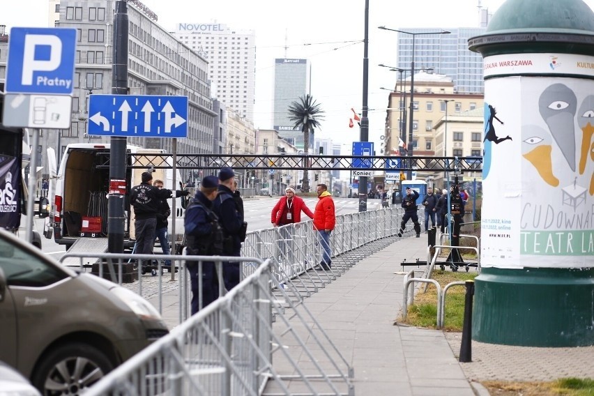 Warszawa przygotowana na Marsz Niepodległości 2022. Miasto wygląda jak twierdza. Betonowe zapory, tłumy policji i zamknięte ulice