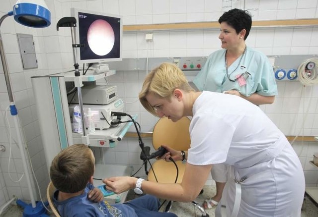 Dr Kornelia Bernacka, lekarz otolaryngolog z Oddziału Laryngologii bada małego pacjenta. Obok - pielęgniarka Małgorzata Czempora.