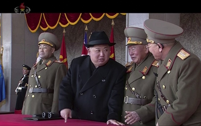 Korea Północna: Defilada wojskowa w Pjongjangu [ZDJĘCIA] Przed igrzyskami w Pjongczangu Kim Dzong Un pręży muskuły [WIDEO]