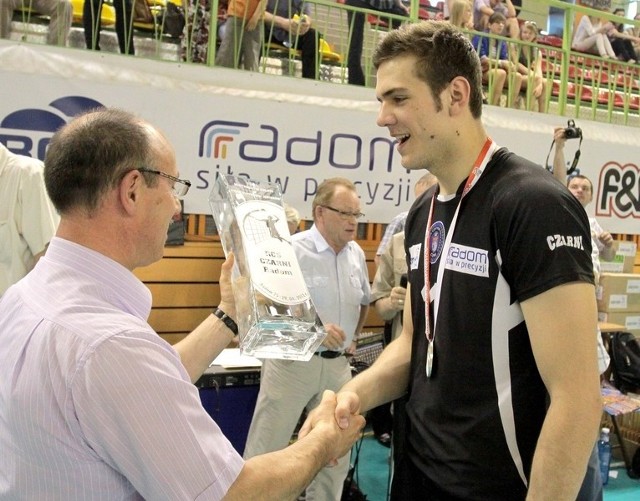 Jakub Wachnik, kapitan Czarnych Radom (z prawej) został najlepszym zawodnikiem turnieju finałowego mistrzostw Polski juniorów w siatkówce, rozegranego w Radomiu