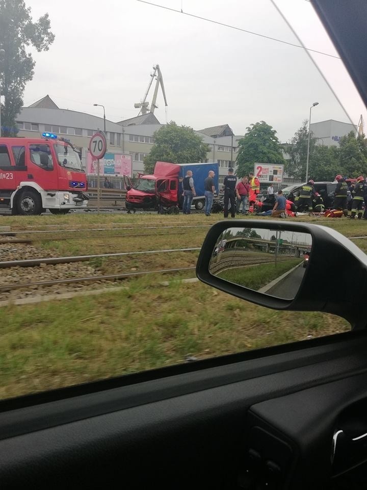 Wypadek na Gdańskiej w Szczecinie: Szokujące nagranie! Kierowca przejechał przez torowisko i wbił się w nadjeżdżającą ciężarówkę! [WIDEO]