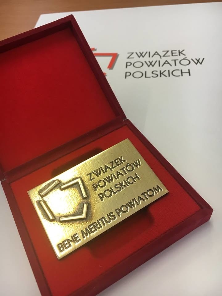 Starosta ostrołęcki Stanisław Kubeł z odznaczeniem Bene Meritus Powiatom za szczególne osiągnięcia wpływające na rozwój powiatów