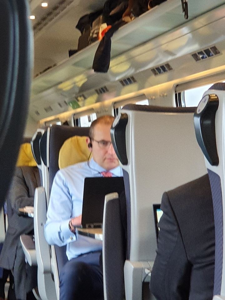 Senator Świlski spotkał w pociągu prezydenta Islandii: "Można normalnie? Bez nadęcia, buty i konwoju"