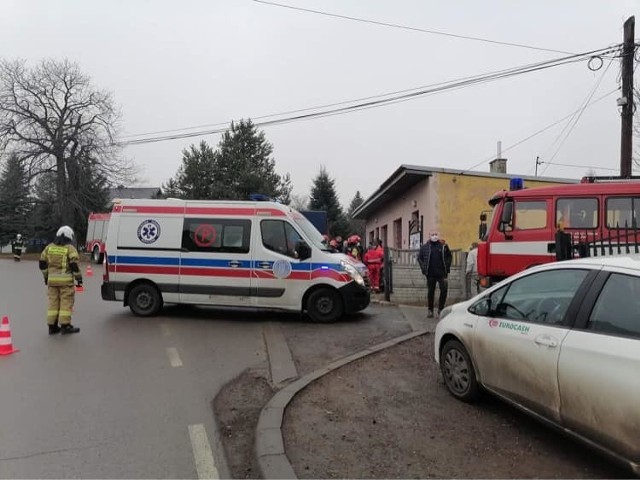 Samochód dostawczy przygniótł mężczyznę do ściany sklepu. Do wypadku doszło 18 grudnia w Chorągwicy w gminie Wieliczka, Poszkodowany mężczyzna trafił do szpitala