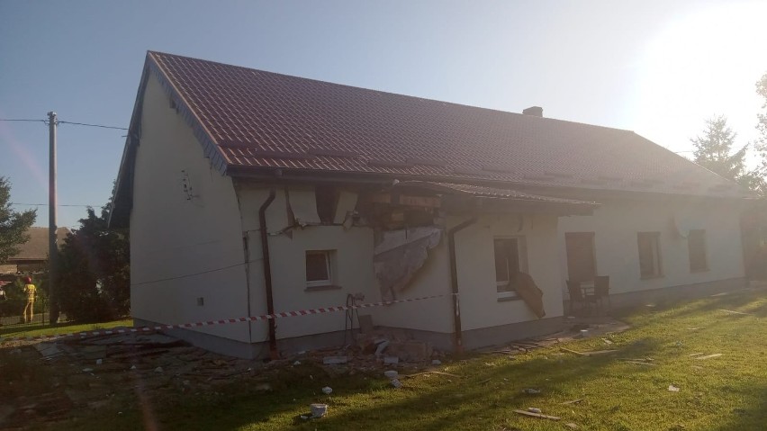 W prywatnym domu w Polanowicach wybuchł gaz. Budynek został...