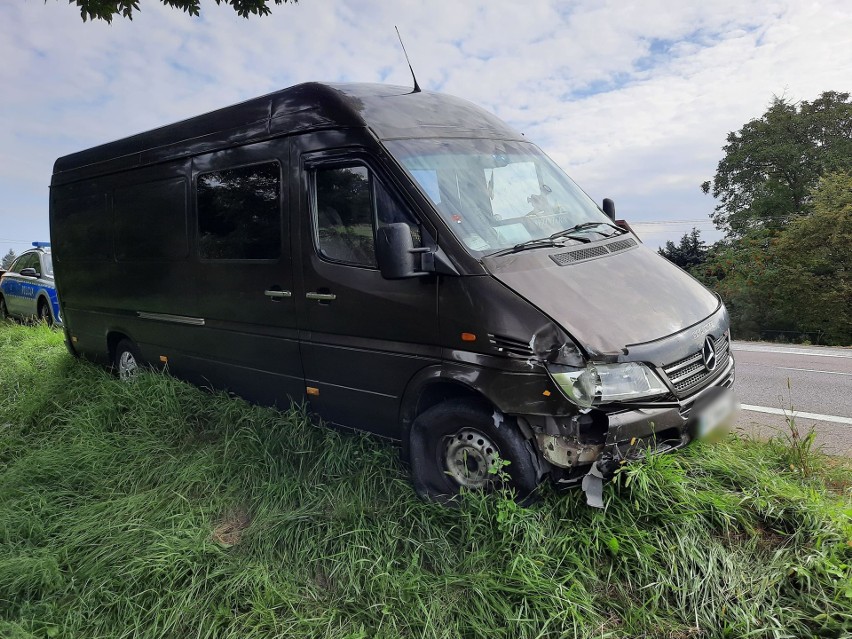 Ukraiński kierowca mercedesa sprintera rozbił samochód na drodze krajowej nr 77 w Zadąbrowiu pod Przemyślem [ZDJĘCIA INTERNAUTY]