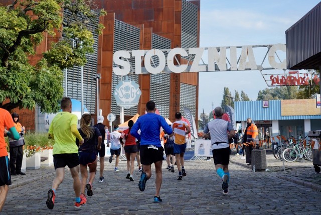Biegacze na trasie Garmin Półmaratonu Gdańsk 2021