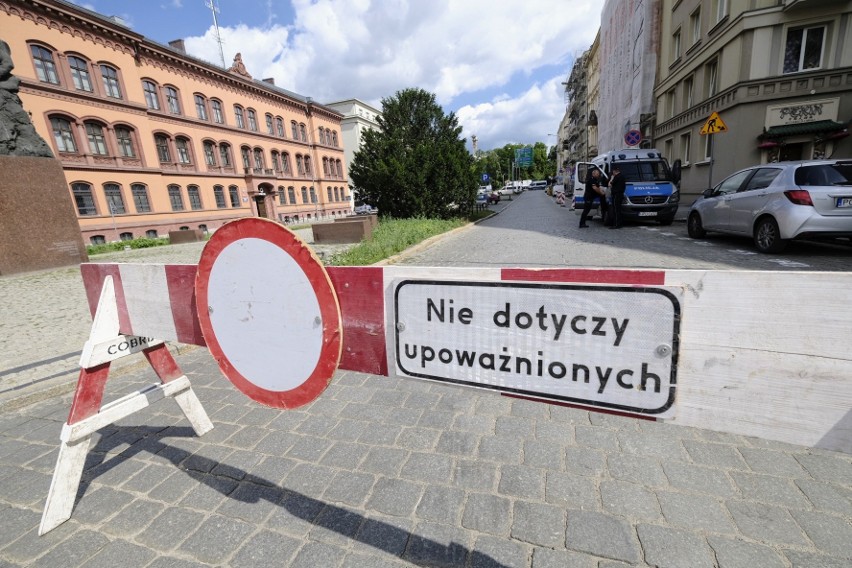 Aleje Marcinkowskiego w Poznaniu zablokowane. Rusza proces 37 osób, w tym pseudokibiców. Mieli produkować, przewozić i sprzedawać narkotyki