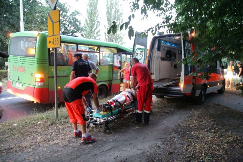Autobus gwałtownie zahamował przed dzieckiem na rowerze. Pasażerka w szpitalu (ZDJĘCIA)