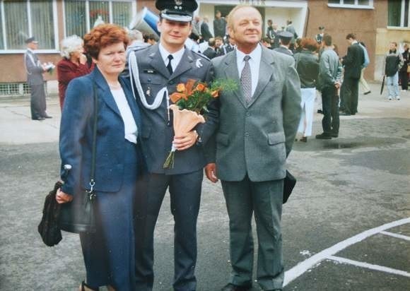 Artur Ziętek po promocji w dęblińskiej Szkole Orląt, w 2001...