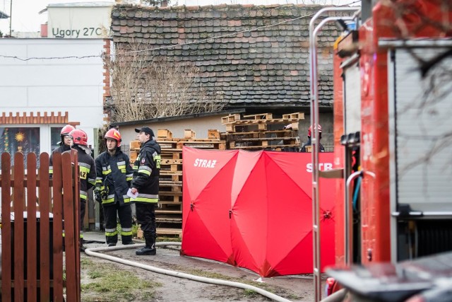 Dziś rano wybuchł pożar drewnianej przybudówki na ulicy Nowodworskiej w Bydgoszczy. Strażacy znaleźli w zgliszczach zwłoki mężczyzny.- Paliła się drewniana szopka dobudowana do kamienicy. Na miejscu pracowały trzy zastępy straży pożarnej. Pożarowo nie było to niebezpieczne zdarzenie, ogień szybko opanowaliśmy. Jednak na miejscu znaleźliśmy zwłoki mężczyzny. Policja i przybyłe na miejsce pogotowie stwierdziło zgon - przekazała nam kpt. Aleksandra Starowicz, rzecznik KM PSP w Bydgoszczy.Nieznane są na razie przyczyny pożaru. Świadkowie mówią jednak o tym, że mężczyzna był mieszkańcem kamienicy. Z jakiegoś powodu musiał tymczasowo wyprowadzić się z mieszkania i przebywał w szopce, którą dogrzewał.Prognoza pogody (TVN Meteo, x-news)