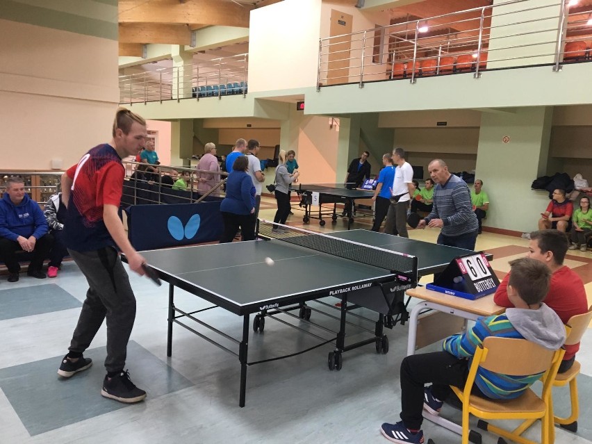 Turniej tenisa stołowego osób niepełnosprawnych (zdjęcia)