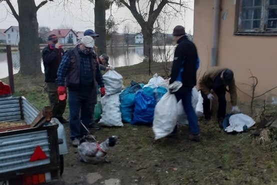 W akcje sprzątania terenu wokół zbiorników wodnych zaangażowało się około 20 osób.