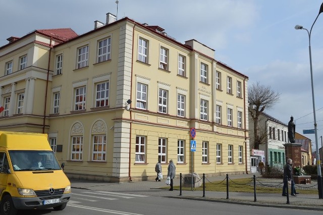 Budynek Liceum Ogólnokształcącego w Nisku, jego historia sięga 1912 roku, kiedy powstało prywatne gimnazjum