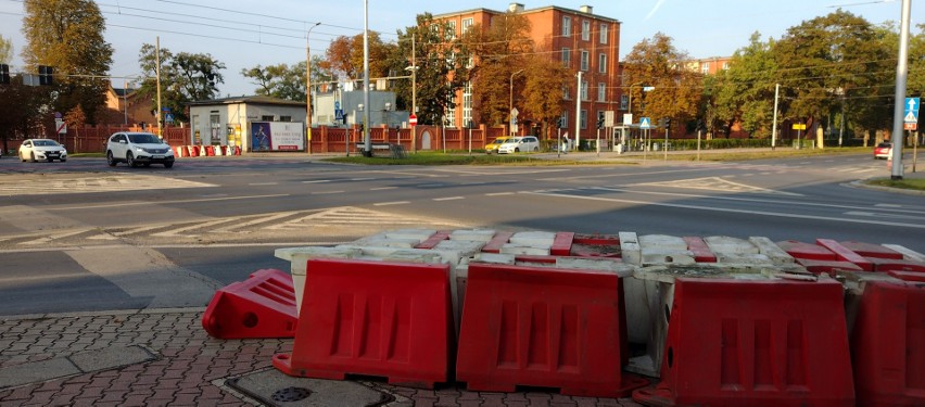 Trwają przygotowania do zamknięcia przejazdu przez torowisko...