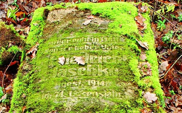 Na cmentarzu na skraju wsi spoczywa m.in. Friedrich Jaschko,. Przeżył 74 lata, pochowano go w 1914 roku.