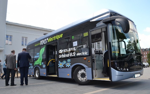 Elektryczny autobus solaris urbino 8,9 w środę jeszcze wozi gości, ale w czwartek wyjedzie na trasę linii nr 4.