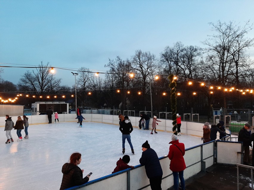 Plenerowe lodowisko w Parku Kachla cieszy się bardzo dużą...