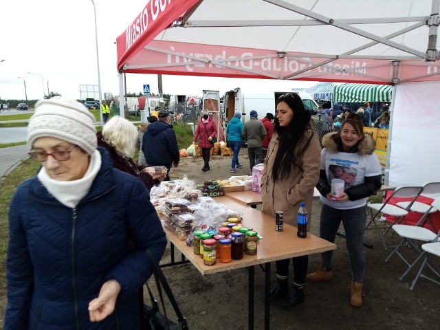 W piątek 19 listopada na targowisku w Golubiu-Dobrzyniu zorganizowano dla Majki kiermasz ciast, zabawek, przetwor&oacute;w i gadżet&oacute;w