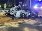 Dramatyczny wypadek w Drezdenku. Auto rozbiło się o kamień i stanęło w płomieniach. Zginął kierowca