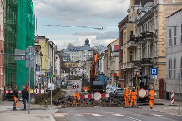 Armagedon komunikacyjny w centrum miasta. Zgodnie z zapowiedziami zaczął się już remont, a w zasadzie całkowita przebudowa ulicy Armii Krajowej w Słupsku.