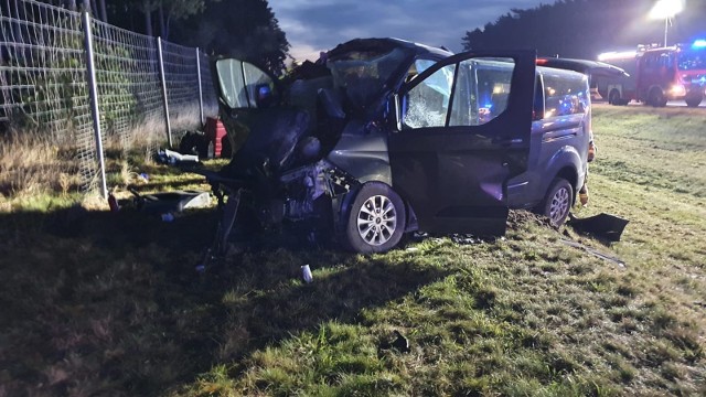 Bus wypadł z autostrady, przejechał przez przydrożny rów i zatrzymał się na pasie zieleni na poboczu autostrady.