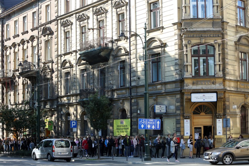 Kolejki do Punktów Sprzedaży Biletów MPK w Krakowie