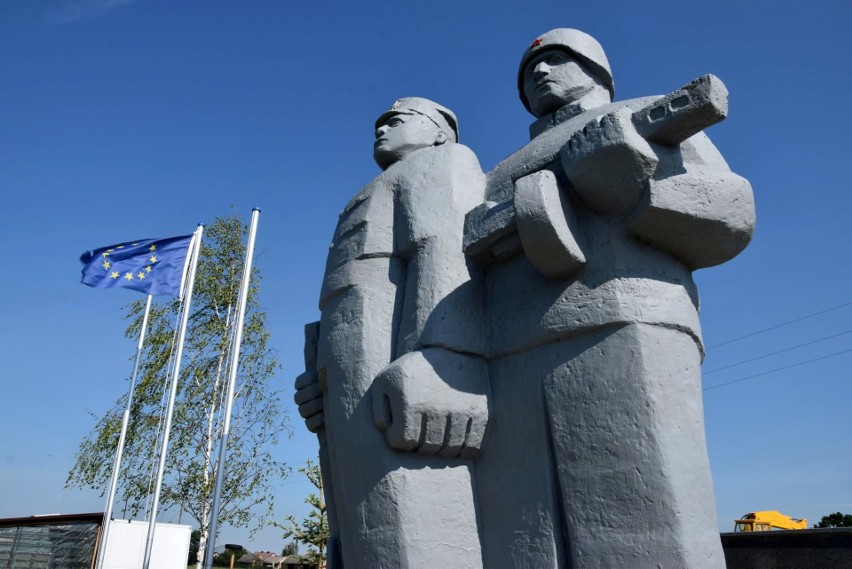 Pomnik "Pogromcom hitleryzmu" usunięty z centrum Wielunia jest eksponowany na prywatnej dziełce ZDJĘCIA