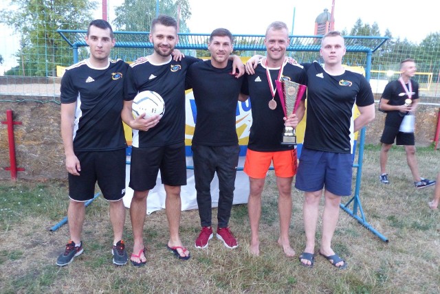 W sobotę, 25 lipca, na Basenie Letnim na Szczecińskiej w Kielcach rozpocznie się 4 turniej plażowych trójek Lotto Cup. Na inaugurację zagrają ekipy Gokartów Kielce i Raju. Atrakcją grupy B będzie potyczka zespołów kobiecych – KS Civitas i KSP Kielce.