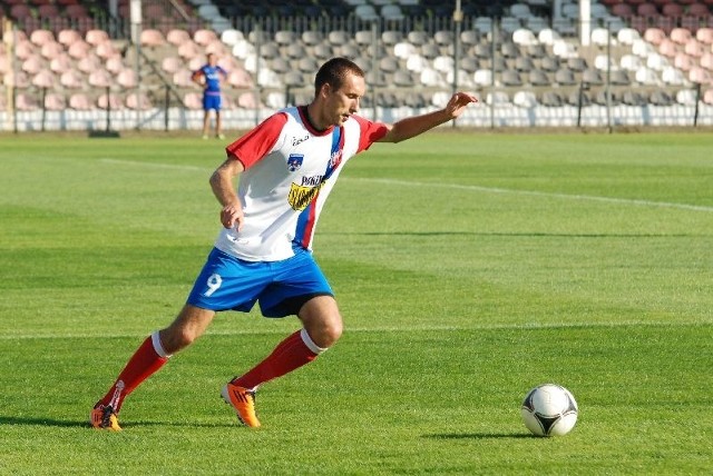 Piłkarze Wisły Sandomierz w niedzielę zagrają na wyjeździe z Dalinem Myślenice. Na zdjęciu Sebastian Kocój.