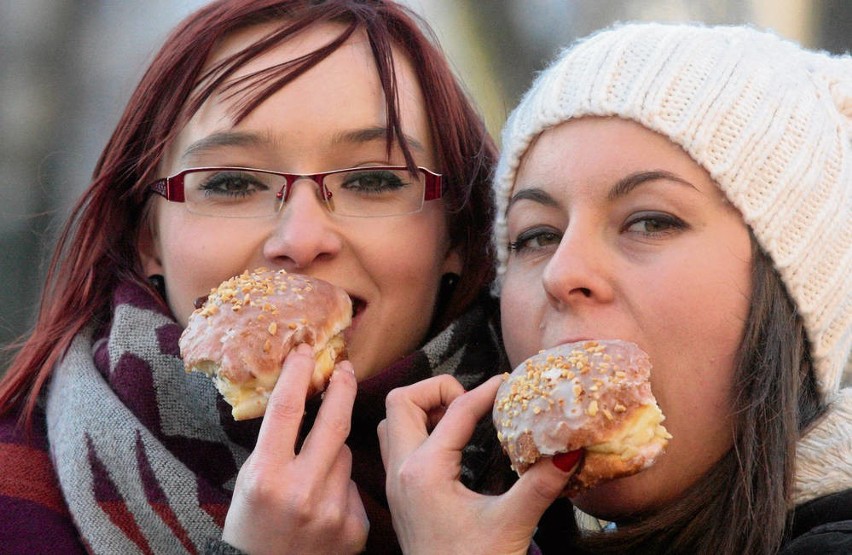 W tłusty czwartek pączki smakują wyjątkowo