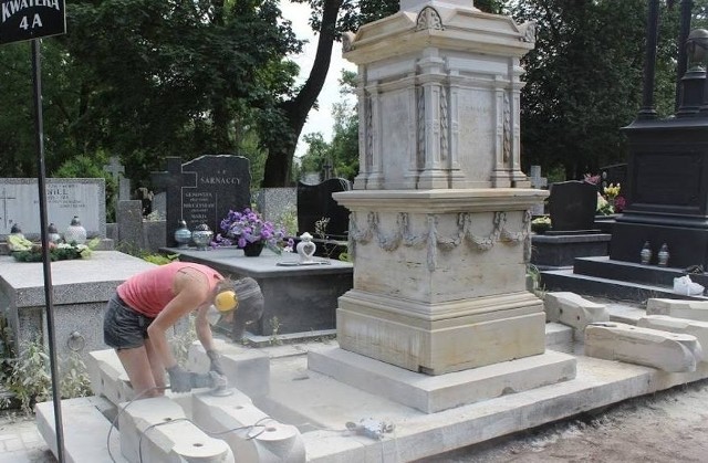 Duży grób rodziny Surmackich na radomskim cmentarzu rzymskokatolickim przy ulicy Limanowskiego, poddawany jest konserwacji bezpośrednio na terenie zabytkowej nekropolii.