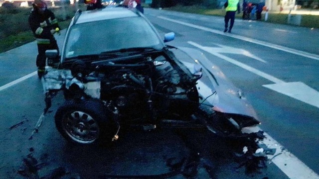 Do zdarzenia doszło w piątek 15 marca na trasie w Sękowicach koło Gubina, około 2 km od granicy z Niemcami. Kierujący bmw wjechał pod ciężarówkę. Auto ma oderwany przód, kierowcy nic się nie stało.O wielkim szczęściu może mówić 48-letni kierowca bmw. W piątek przed godz. 18.00 wjechał na skrzyżowanie na trasie w Sękowicach koło Gubina. Wjechał prosto pod jadącą prawidłowo ciężarówkę.Doszło do potężnego zderzenia. Bmw oderwało przód. Kierujący wyszedł ze zderzenia bez szwanku. To tylko kolizja, chociaż uszkodzenia samochodu są tak duże, że bmw nadaje się już tylko do kasacji.48-latka czekają jednak poważne problemy. – Kierującemu bmw zostało zatrzymane prawo jazdy. Przygotujemy również wniosek o jego ukaranie przez sąd za spowodowanie zagrożenia na drodze – mówi asp. szt. Dariusz Kocur, naczelnik krośnieńskiej drogówki.WIDEO: Na S3 kierowca ciężarówki miał 2,3 promila alkoholu. Zatrzymali go policjanci