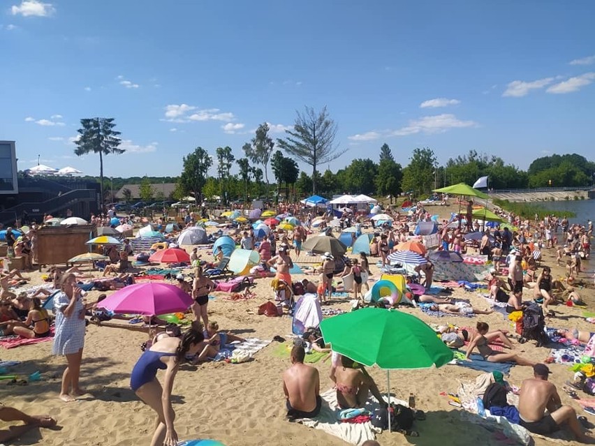 Staw Górny w Pionkach tętni życiem. Tłum ludzi na plaży oraz wiele atrakcji dla letników. Zobacz wideo i zdjęcia