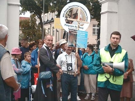 Uczestnicy łomżyńskiej pielgrzymki wyruszyli w drogę po mszy w Katedrze