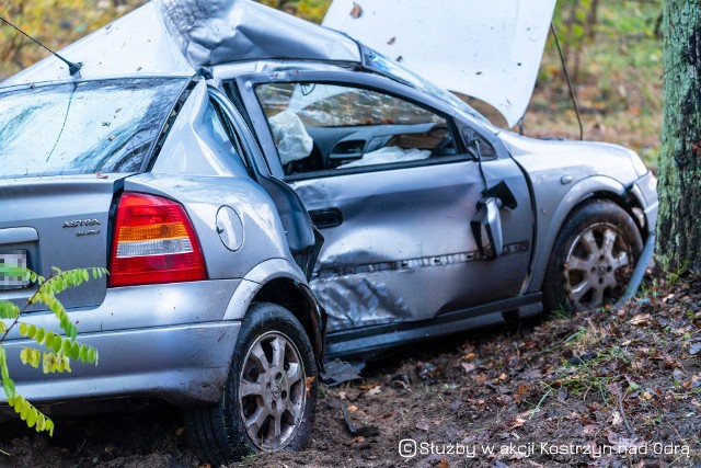 Opel astra wypadł z drogi i uderzył w drzewo przy ul. Północnej w Kostrzynie nad Odrą.