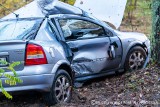 Groźny wypadek w Kostrzynie. Opel wypadł z drogi i uderzył w drzewo