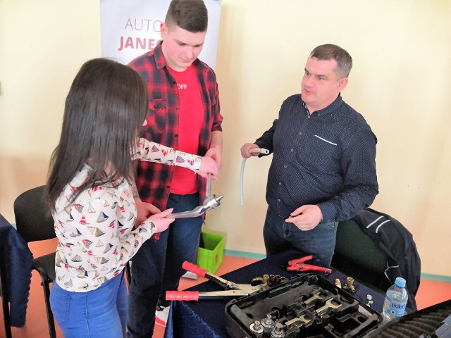 Podczas warsztatów preorientacji zawodowej młodzież ma okazję bezpośrednio spróbować, jak wygląda praca w różnych zawodach i wybrać to, co każdemu z uczestników odpowiada.